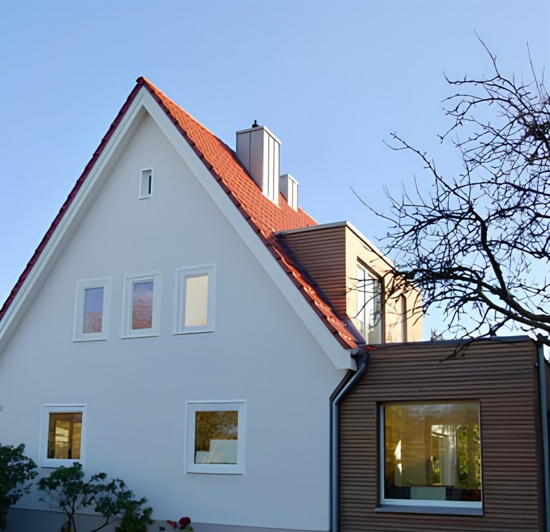 Fassade nach der Sanierung – frisch gestrichen